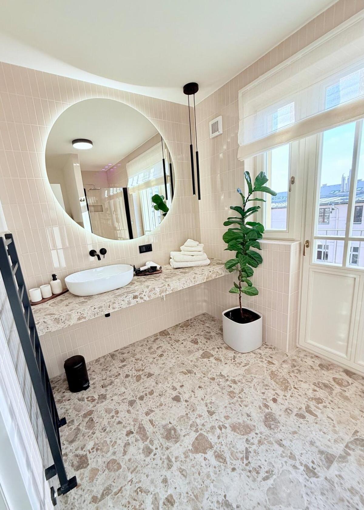 Luxury New With Balcony Steps From Wenceslas Square Apartamento Praga