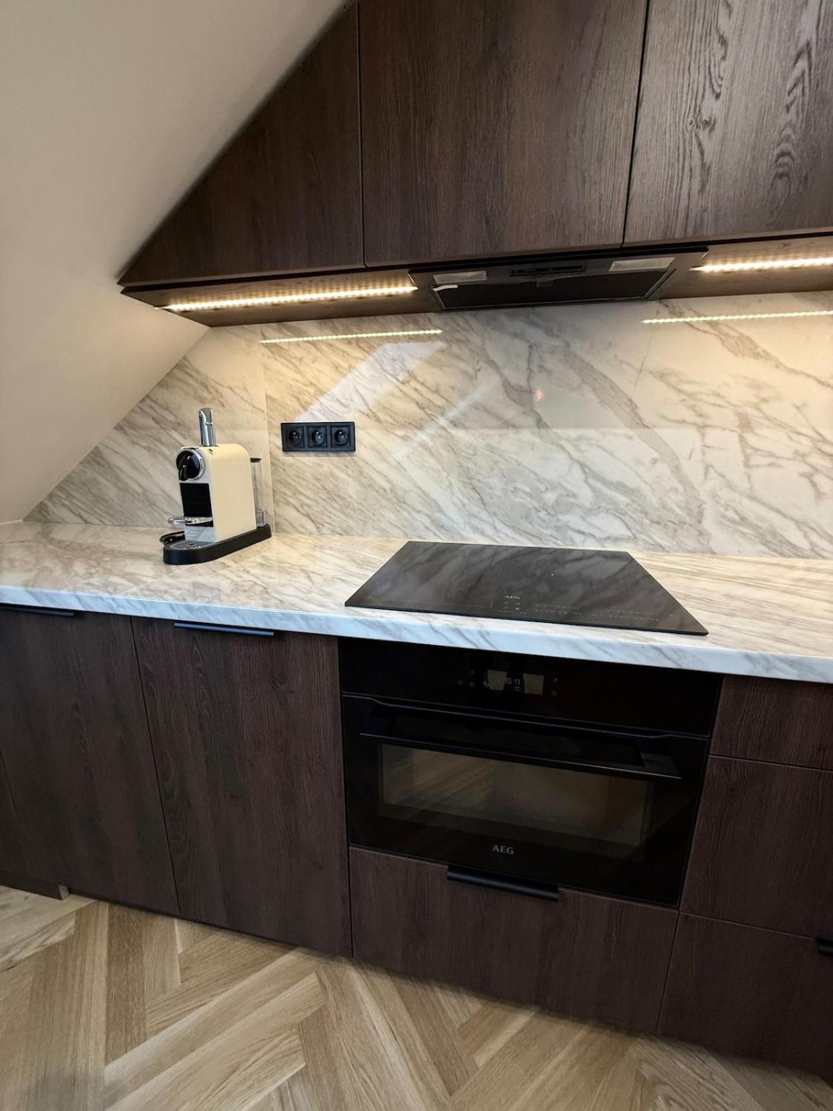 Luxury New With Balcony Steps From Wenceslas Square Apartamento