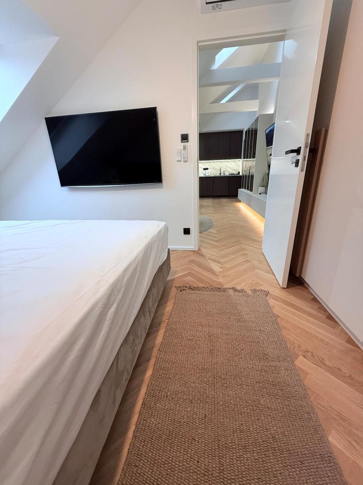 Luxury New With Balcony Steps From Wenceslas Square * Praga