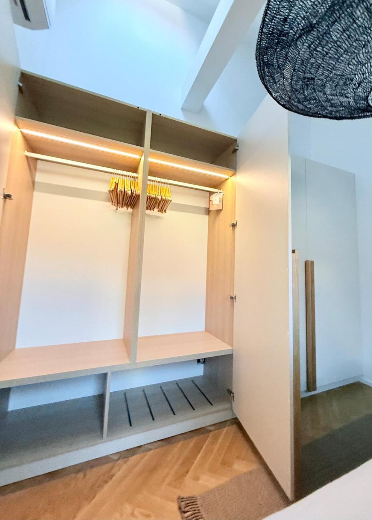 Luxury New With Balcony Steps From Wenceslas Square Apartamento