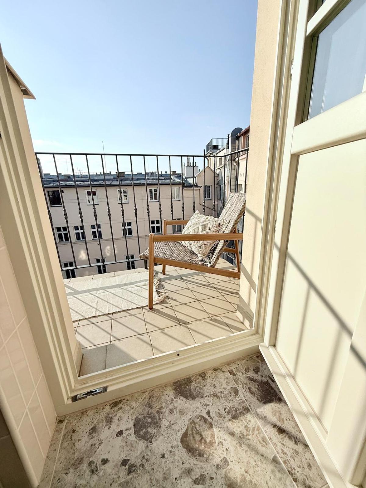 Apartamento Luxury New With Balcony Steps From Wenceslas Square Praga