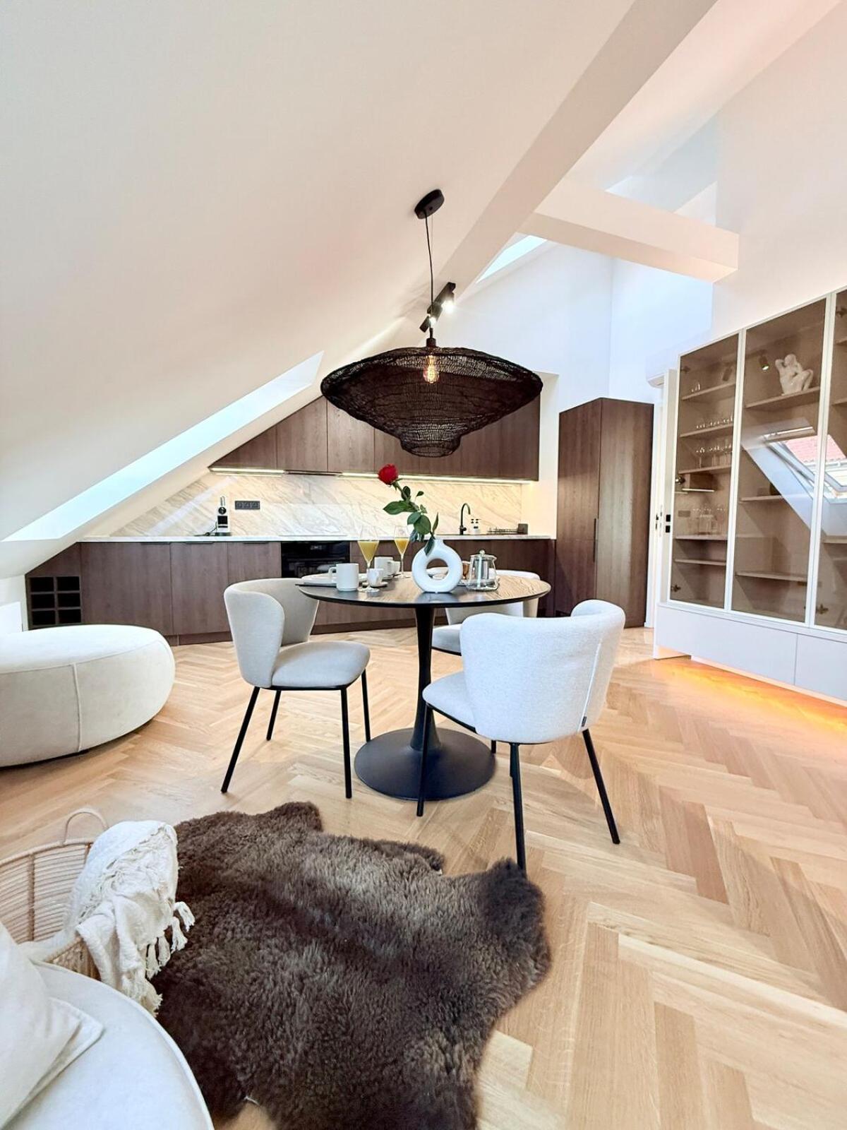 Luxury New With Balcony Steps From Wenceslas Square Apartamento *