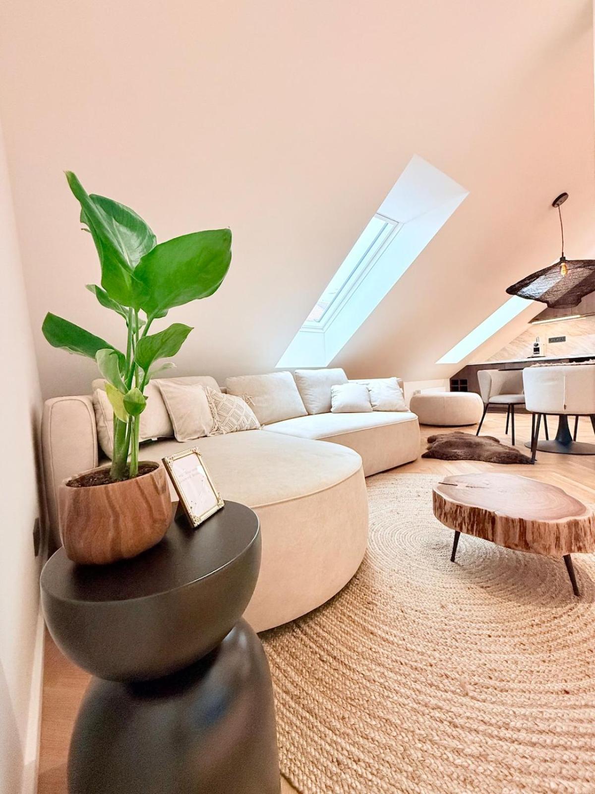 Luxury New With Balcony Steps From Wenceslas Square Apartamento Praga