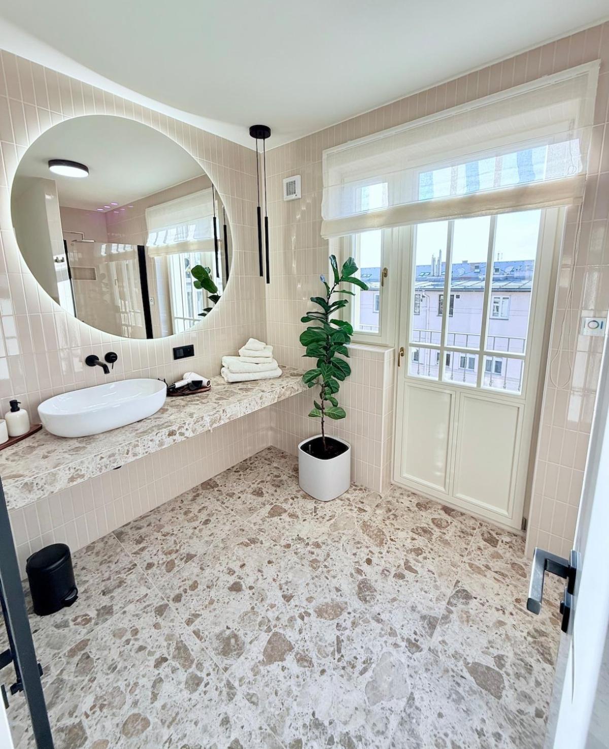 Luxury New With Balcony Steps From Wenceslas Square Apartamento