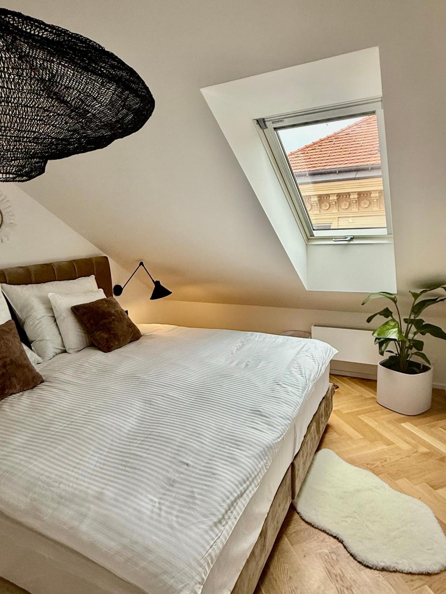 Luxury New With Balcony Steps From Wenceslas Square Praga