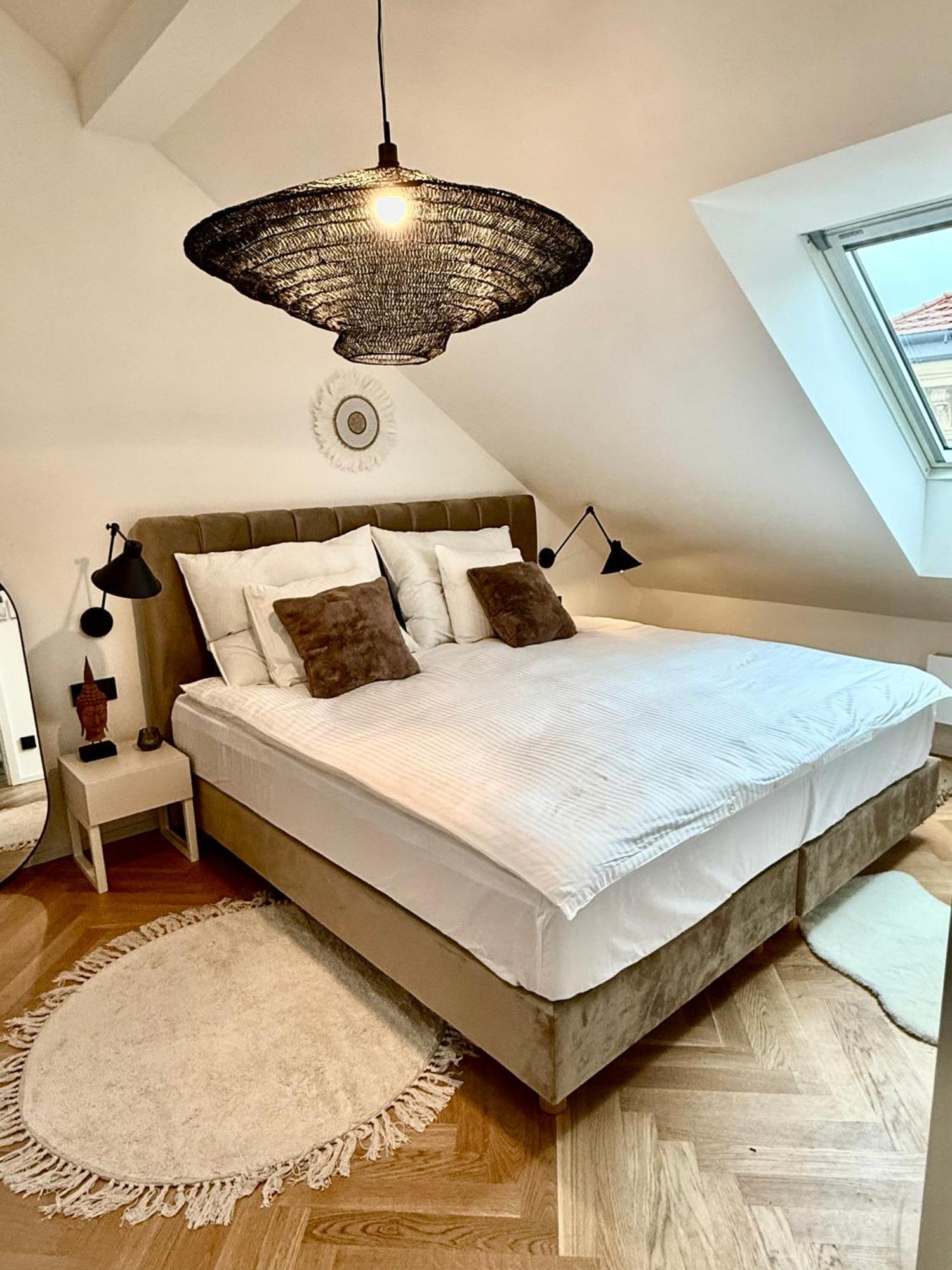 Luxury New With Balcony Steps From Wenceslas Square Praga